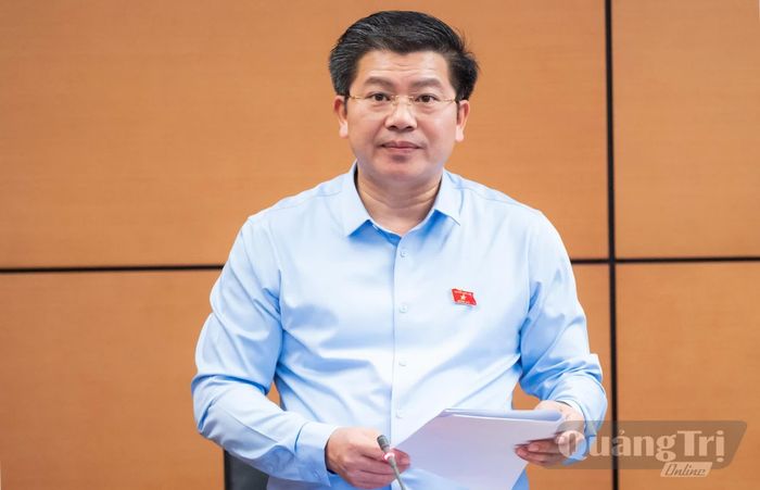 Đồng chí Trần Vũ Khiêm, Phó Bí thư Thường trực Tỉnh ủy, Trưởng đoàn đại biểu Quốc hội tỉnh thảo luận tại tổ - Ảnh: N.M