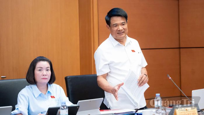 Đồng chí Nguyễn Huy Tiến, Viện trưởng Viện Kiểm sát nhân dân tối cao thảo luận tại tổ - Ảnh: N.M