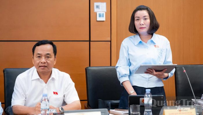 Đồng chí Nguyễn Minh Tâm, Phó trưởng đoàn chuyên trách Đoàn đại biểu Quốc hội tỉnh thảo luận tại tổ - Ảnh: N.M