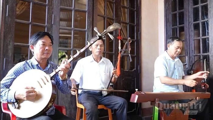 Một buổi sinh hoạt thường kỳ của Câu lạc bộ Dân ca sông Hiền (xã Vĩnh Hoàng) - Ảnh: A.T
