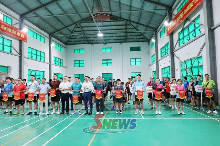 Ban tổ chức trao cờ lưu niệm cho các đoàn.