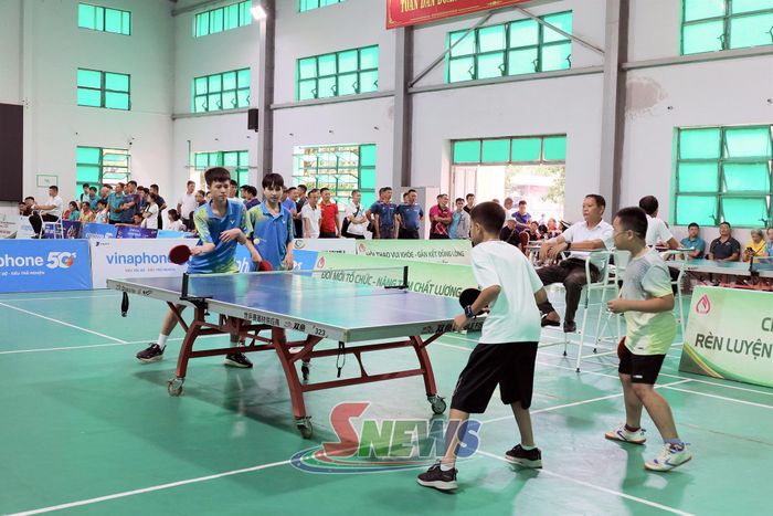 Các VĐV nhóm tuổi từ 14 trở xuống thi đấu nội dung đôi nam.