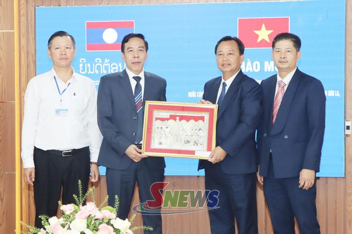 Lãnh đạo Sở Công Thương tỉnh Hủa Phăn tặng quà cho Sở Công Thương tỉnh Sơn La.