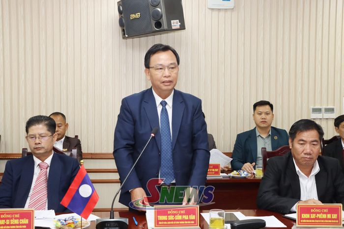 Lãnh đạo Sở Công Thương tỉnh Hủa Phăn phát biểu tại cuộc làm việc.