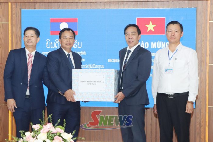 Lãnh đạo Sở Công Thương tỉnh Sơn La tặng quà cho Sở Công Thương tỉnh Hủa Phăn.