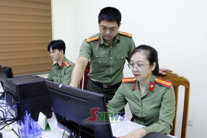 Cán bộ, chiến sĩ Phòng Tham mưu, Công an tỉnh theo dõi tiến độ thực hiện các nhiệm vụ của các sở, ngành, địa phương trong triển khai kế hoạch hành động 100 ngày. 