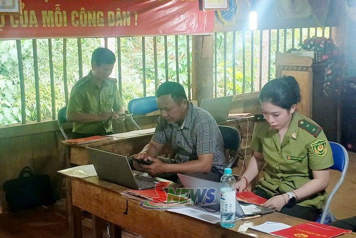 Cán bộ Chi cục Kiểm lâm Sơn La thu thập xây dựng cơ sở dữ liệu tại xã Phiêng Pằn. Ảnh Sở Nông nghiệp và môi trường cung cấp.