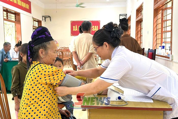 Nhân dân xã Mường Sại được khám sức khỏe miễn phí.