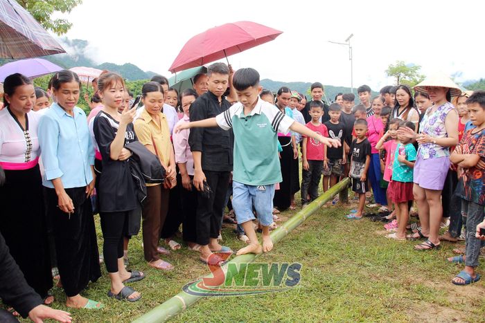 Trẻ em vui chơi trò chơi dân gian.