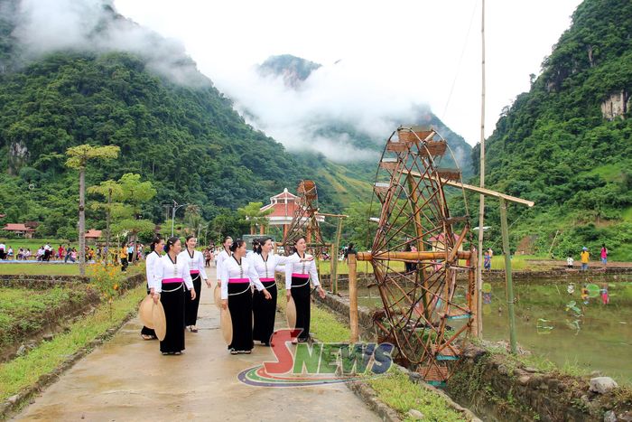 Nhân dân bản Phày, xã Ngọc Chiến vui Ngày hội Toàn dân bảo vệ an ninh Tổ quốc.