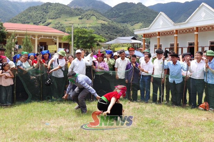 Bà con xã Ngọc Chiến trong ngày hội vui.