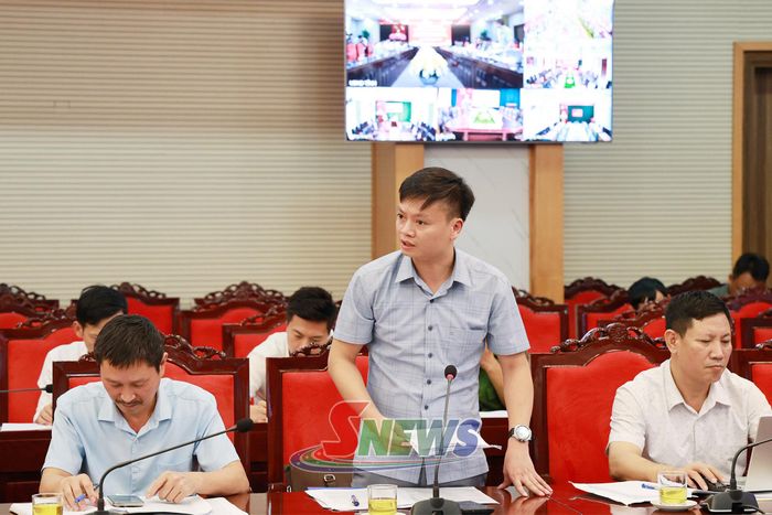 Lãnh đạo xã Mường Bú báo cáo tại chương trình làm việc.