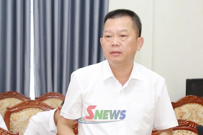 Lãnh đạo Công ty Cổ phần Giống bò sữa Mộc Châu báo cáo tại cuộc làm việc.