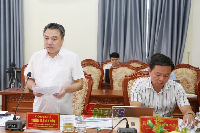 Lãnh đạo phường Thảo Nguyên báo cáo tại cuộc làm việc.