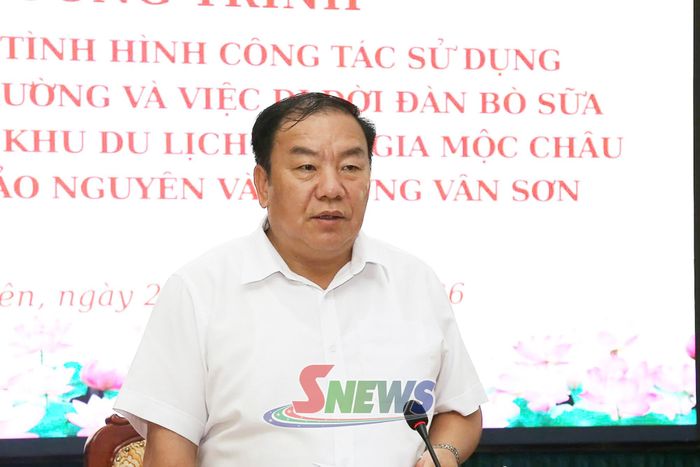 Đồng chí Chá A Của phát biểu kết luận cuộc làm việc.