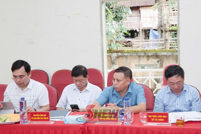 Các thành viên Đoàn công tác của tỉnh dự cuộc làm việc.