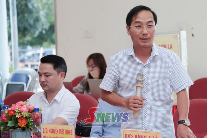 Đồng chí Bí thư Đảng ủy xã Phiêng Cằm phát biểu tại cuộc làm việc.