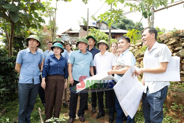 Đoàn công tác khảo sát thực địa khu vực dự kiến bãi đổ chất thải khi xây dựng tuyến cao tốc CT03.