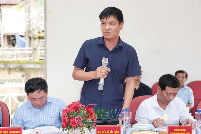 Đồng chí Phó Giám đốc Sở Xây dựng phát biểu tại cuộc làm việc.