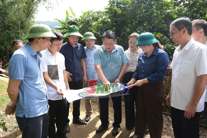 Đoàn công tác khảo sát khu vực dự  kiến khu bố trí điểm tái định cư khi xây dựng tuyến cao tốc CT03.