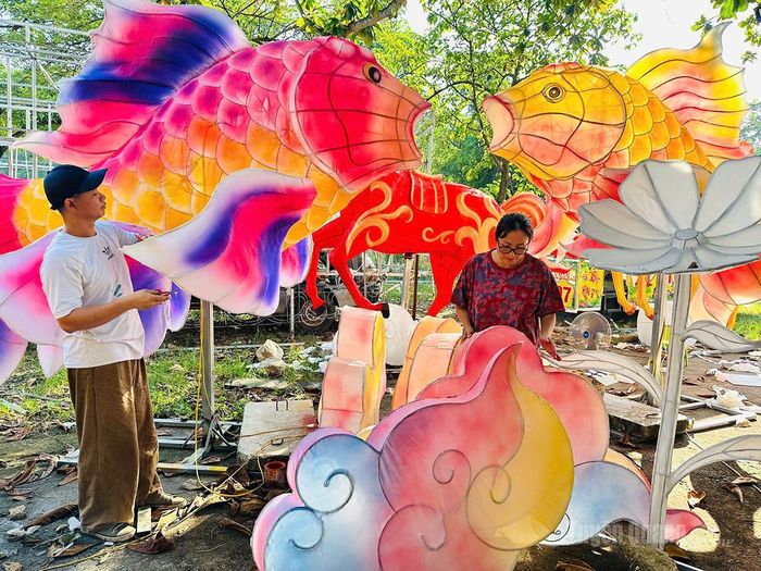 Anh Phạm Văn Sang, tổ dân phố 1, phường Minh Xuân đang chế tác các mô hình.