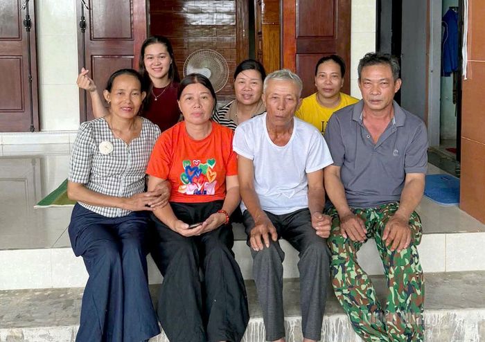 Gia đình bà Hoàng Thị Nhớ chụp ảnh lưu niệm cùng các nhân chứng từng chứng kiến sự hy sinh của cha tại thôn Long Đại, xã Trường Ninh, tỉnh Quảng Trị.