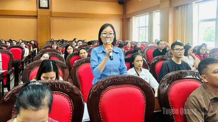 Đại diện doanh nghiệp đặt câu hỏi trao đổi với ngành Thuế.