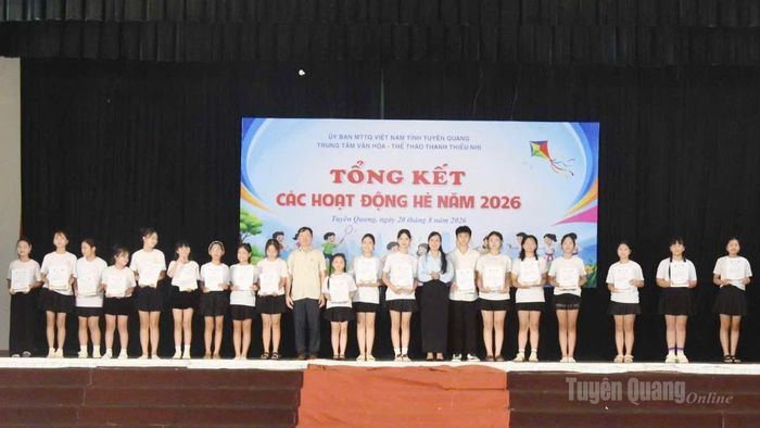 Lãnh đạo Trung Tâm Văn hóa - Thể thao Thanh thiếu nhi tỉnh biểu dương và trao Giấy chứng nhận tham gia Festival Thiếu nhi toàn quốc lần thứ I do Hội đồng Đội Trung ương trao tặng.