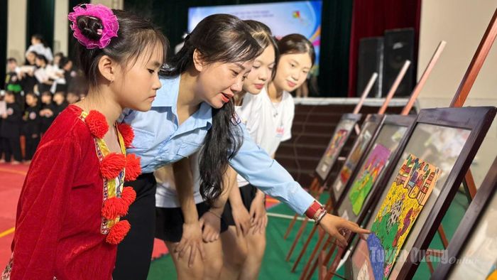 Lãnh đạo Tỉnh đoàn cùng các em học sinh tham quan gian trưng bày Cuộc thi vẽ tranh.