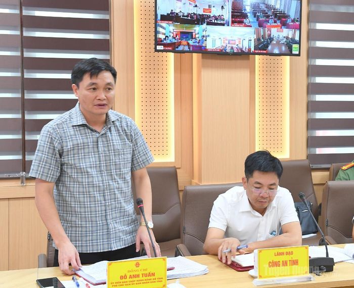 Đồng chí Phó Chủ tịch UBND tỉnh Đỗ Anh Tuấn phát biểu tại cuộc họp.