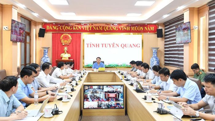 Đồng chí Chủ tịch UBND tỉnh Phan Huy Ngọc chủ trì cuộc họp.