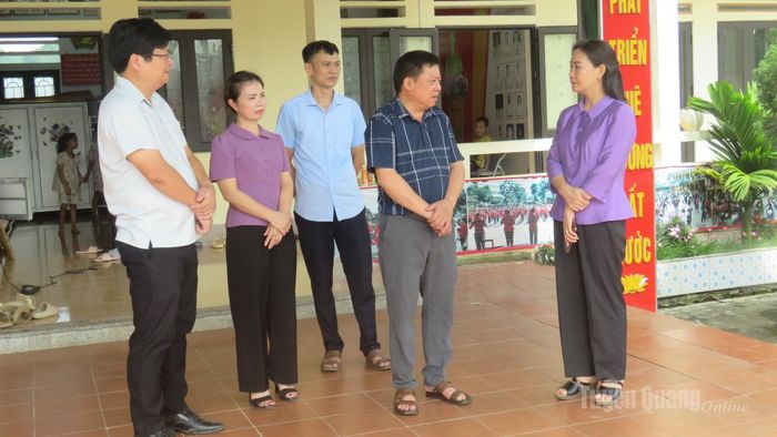 Đồng chí Nông Thị Bích Huệ kiểm tra công tác chuẩn bị cho năm học mới tại Trường Tiểu học Bằng Lang.