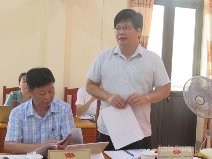 Lãnh đạo xã Bằng Lang báo cáo tại buổi làm việc.