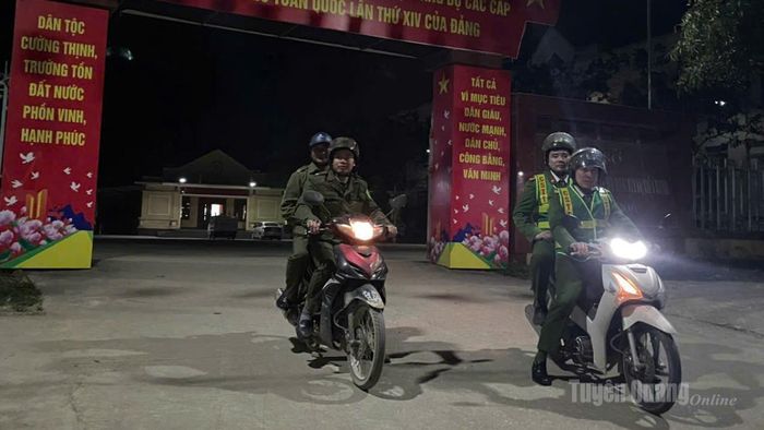 Lực lượng tham gia bảo vệ ANTT xã Thái Hòa cùng lực lượng Công an xã tuần tra ban đêm khép kín tại các địa bàn trọng điểm.