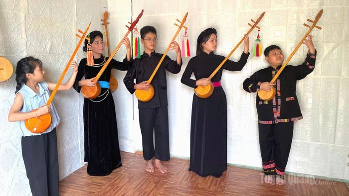 Những bạn nhỏ trong lớp học tự tin biểu diễn sau một thời gian được chị Thúy hướng dẫn.