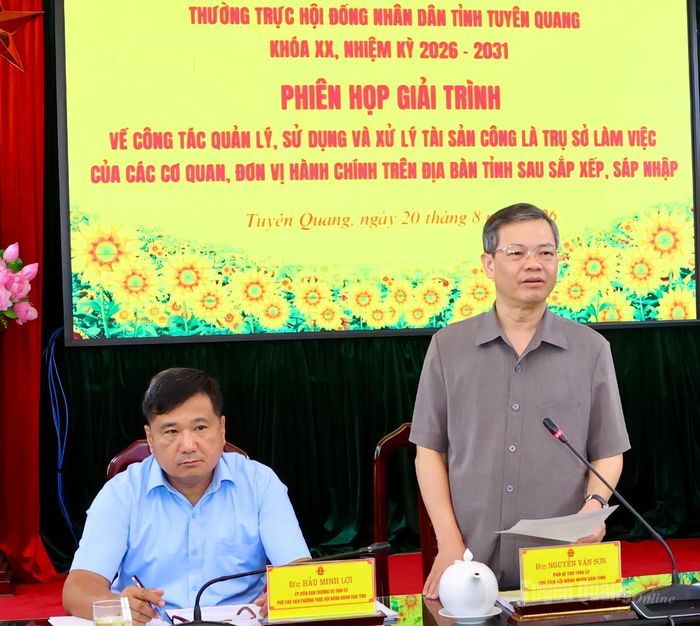 Các đồng chí: Nguyễn Văn Sơn, Phó Bí thư Tỉnh ủy, Chủ tịch HĐND tỉnh; Hầu Minh Lợi, Ủy viên Ban Thường vụ Tỉnh ủy, Phó Chủ tịch Thường trực HĐND tỉnh chủ trì phiên giải trình.
