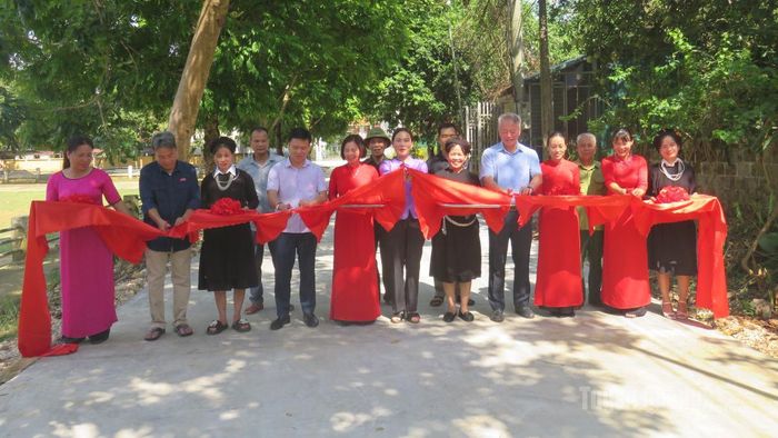 Đồng chí Nông Thị Bích Huệ cùng cán bộ và nhân dân xã Đồng Yên cắt băng khánh thành tuyến đường từ Trụ sở Đảng ủy xã đến Trường THCS Vĩnh Phúc và Trường Tiểu học Vĩnh Phúc.