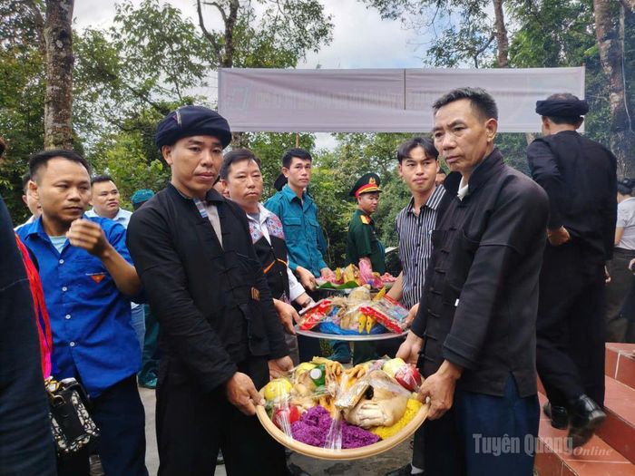 Những mâm cỗ được đồng bào La Chí dâng lên tại Đền Hoàng Vần Thùng.