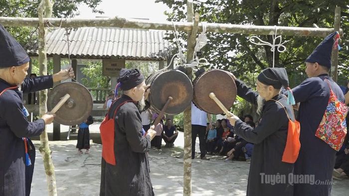 Nghi lễ cúng trong Tết Khu Cù tê của đồng bào La Chí Bản Díu.