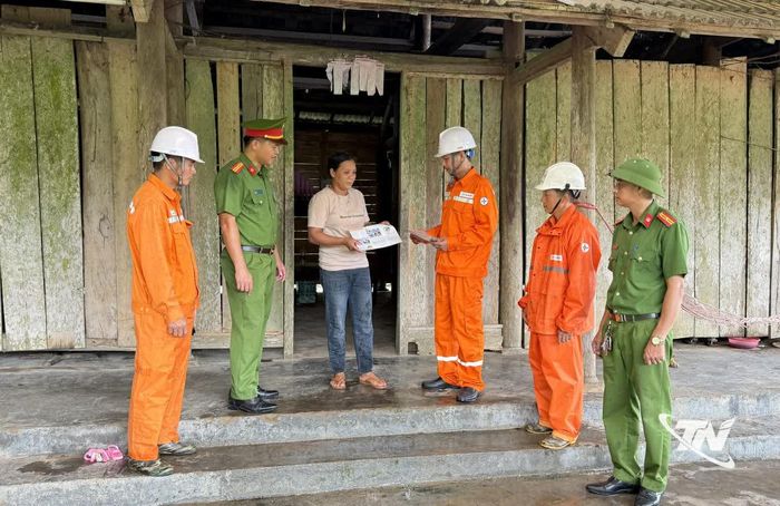 Công an xã Tràng Xá phối hợp với Điện lực Võ Nhai tuyên truyền người dân chấp hành quy định về bảo vệ hành lang an toàn lưới điện.