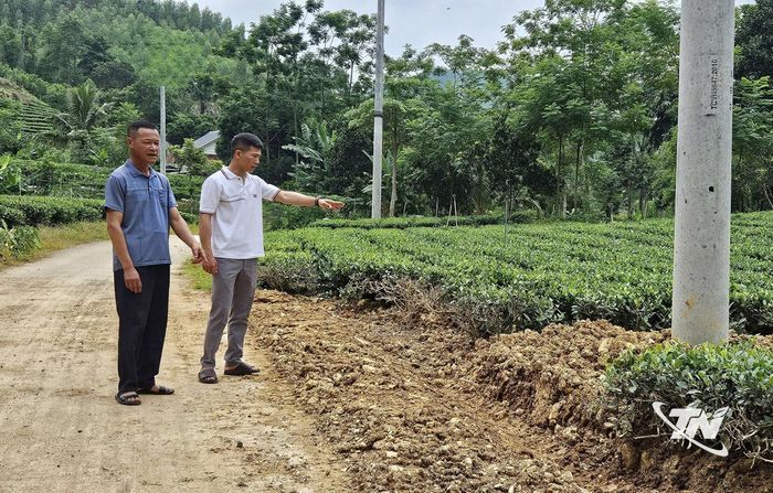 Anh Nguyễn Quang Khải (người bên phải), Trưởng xóm Vân Hán, xã Văn Hán đi cơ sở, nắm bắt tình hình sản xuất của bà con trong xóm.
