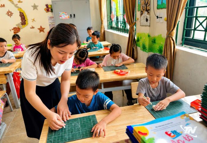 Tiết học tăng cường tiếng Việt cho trẻ em người dân tộc thiểu số chuẩn bị vào lớp 1 tại Trường Tiểu học Quang Sơn.