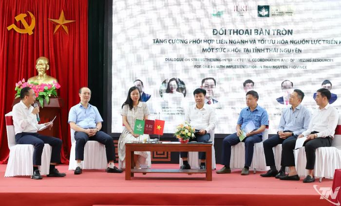 Các đại biểu tham gia đối thoại bàn tròn.