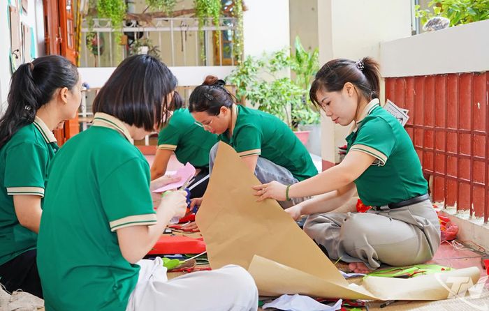 Giáo viên Phân hiệu 1, Trường Mầm non Quang Trung chuẩn bị học liệu cho năm học mới.