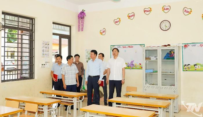 Đồng chí Phó Chủ tịch UBND tỉnh kiểm tra tại Trường Phổ thông Dân tộc bán trú Tiểu học số 2 Văn Lăng.