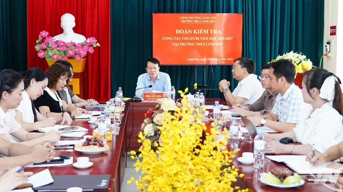 Đồng chí Phó Chủ tịch UBND tỉnh làm việc tại Trường THCS Linh Sơn.