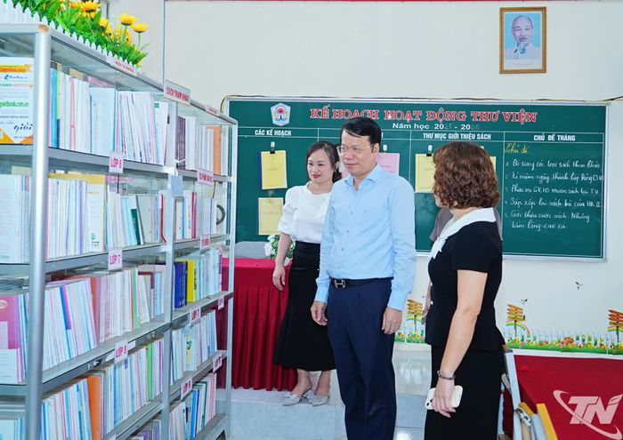 Trường THCS Linh Sơn được tổ chức trên cơ sở các trường THCS Cao Ngạn, Đồng Bẩm và Huống Thượng.
