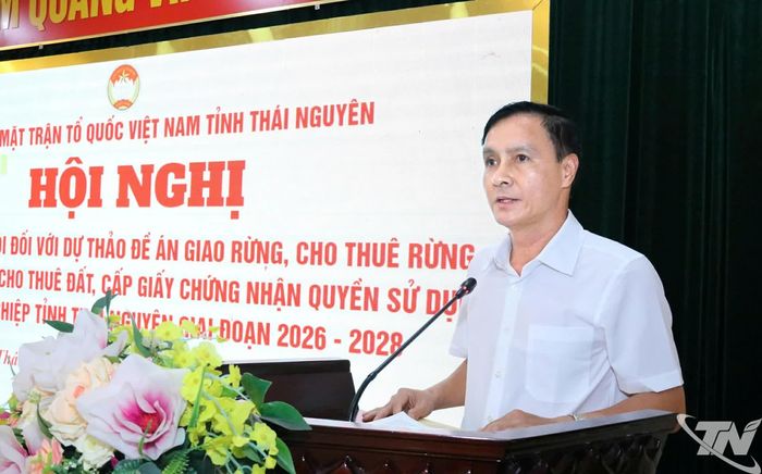 Đồng chí Phó Chủ tịch Thường trực Ủy ban MTTQ Việt Nam tỉnh tiếp thu các ý kiến tại Hội nghị.