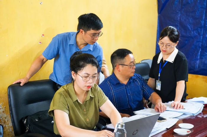 Kiểm tra hồ sơ đất đai tại xã Nà Phặc.