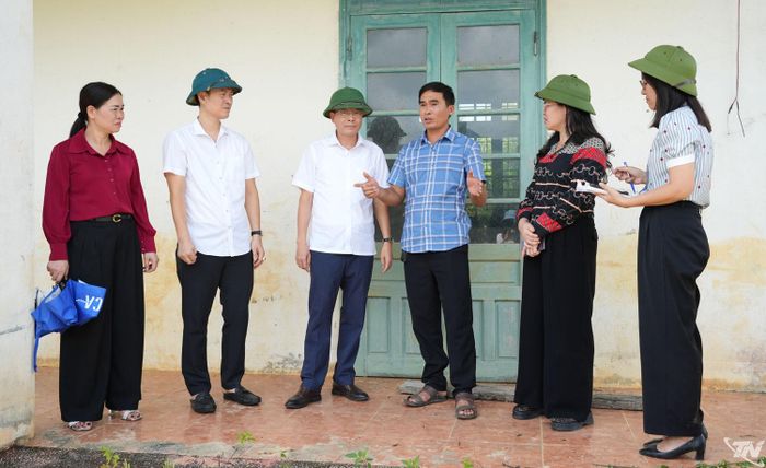 Đoàn công tác khảo sát thực địa.